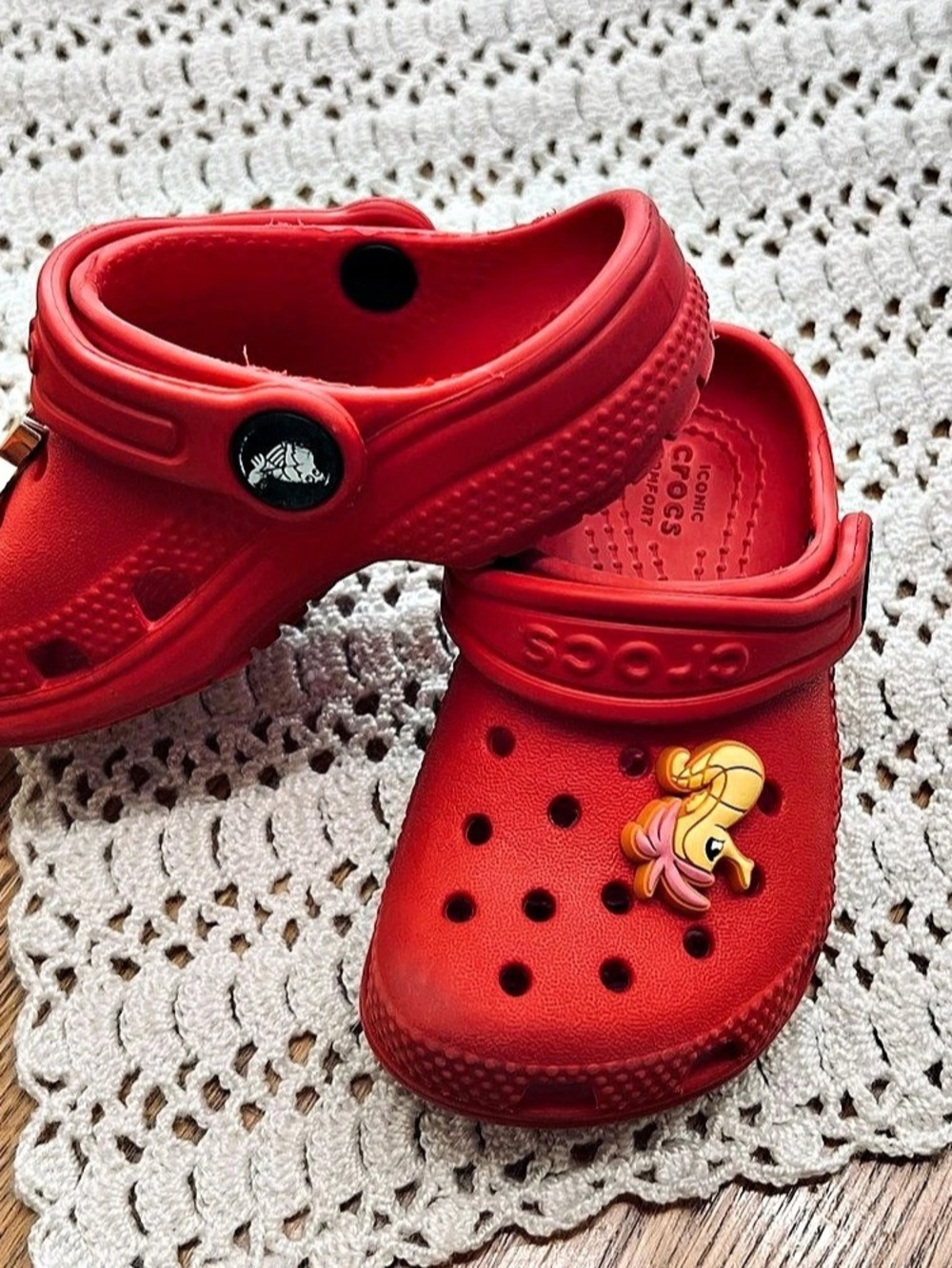 Crocs Classic Clog Kids Red Clogs with Charms